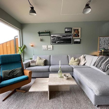 Charming Waterfront Cabin In Ballstad, Lofoten Exterior photo