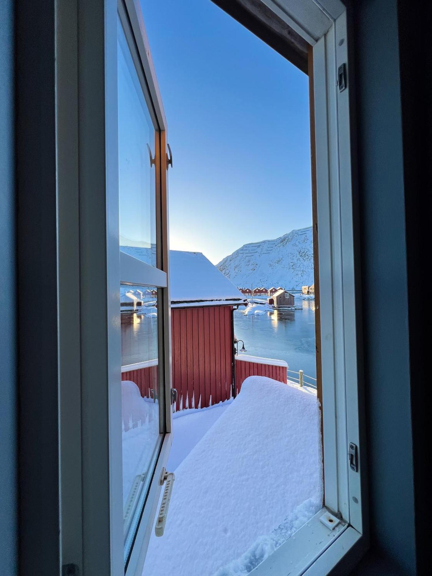 Charming Waterfront Cabin In Ballstad, Lofoten Exterior photo