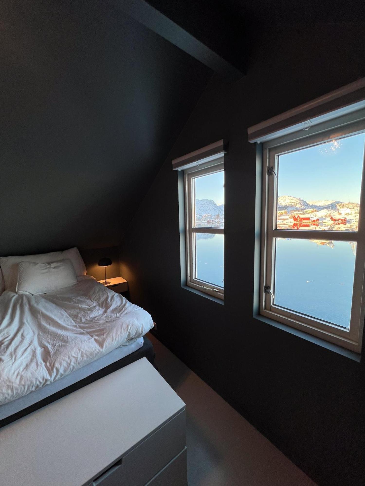 Charming Waterfront Cabin In Ballstad, Lofoten Exterior photo