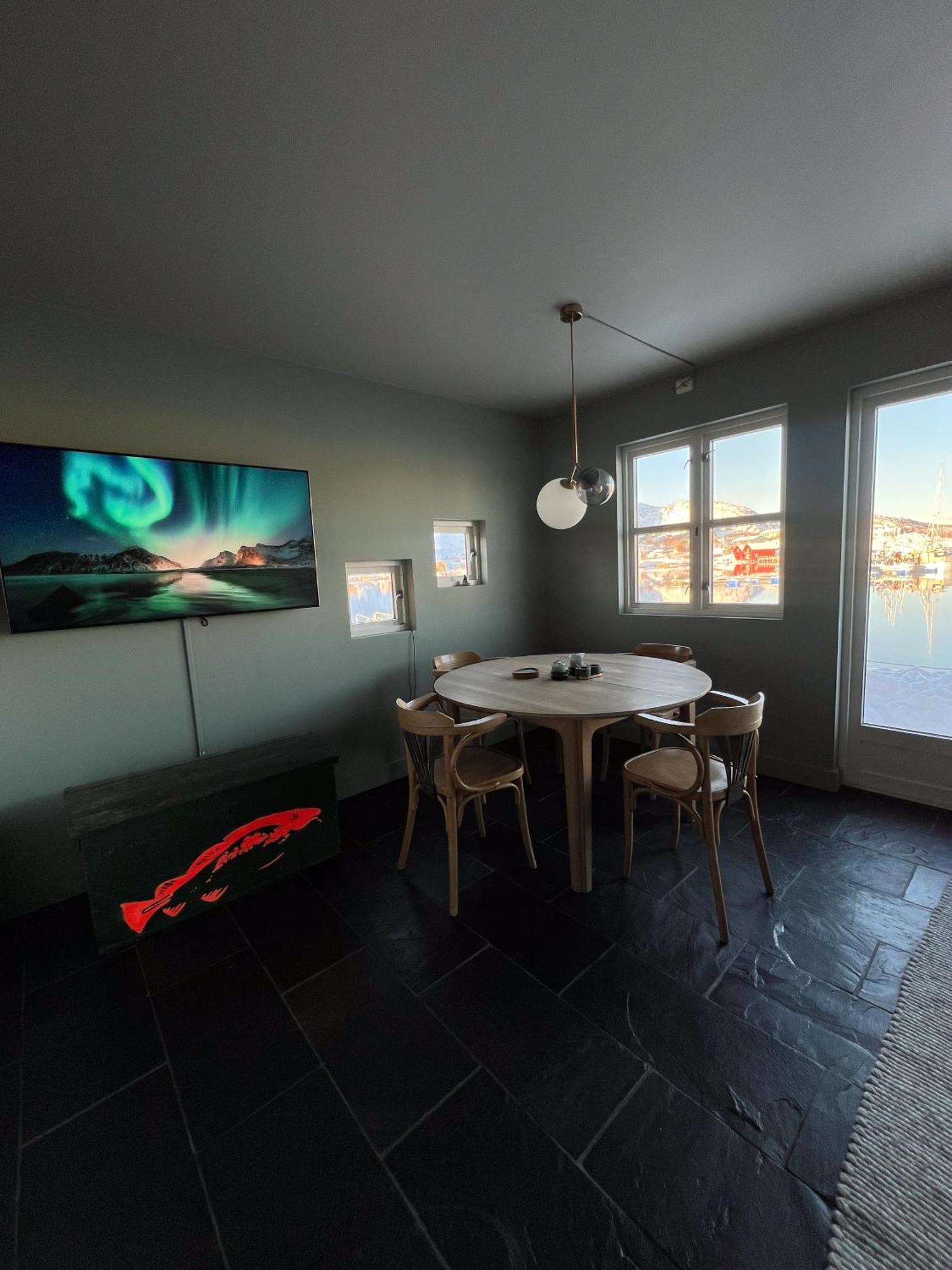 Charming Waterfront Cabin In Ballstad, Lofoten Exterior photo