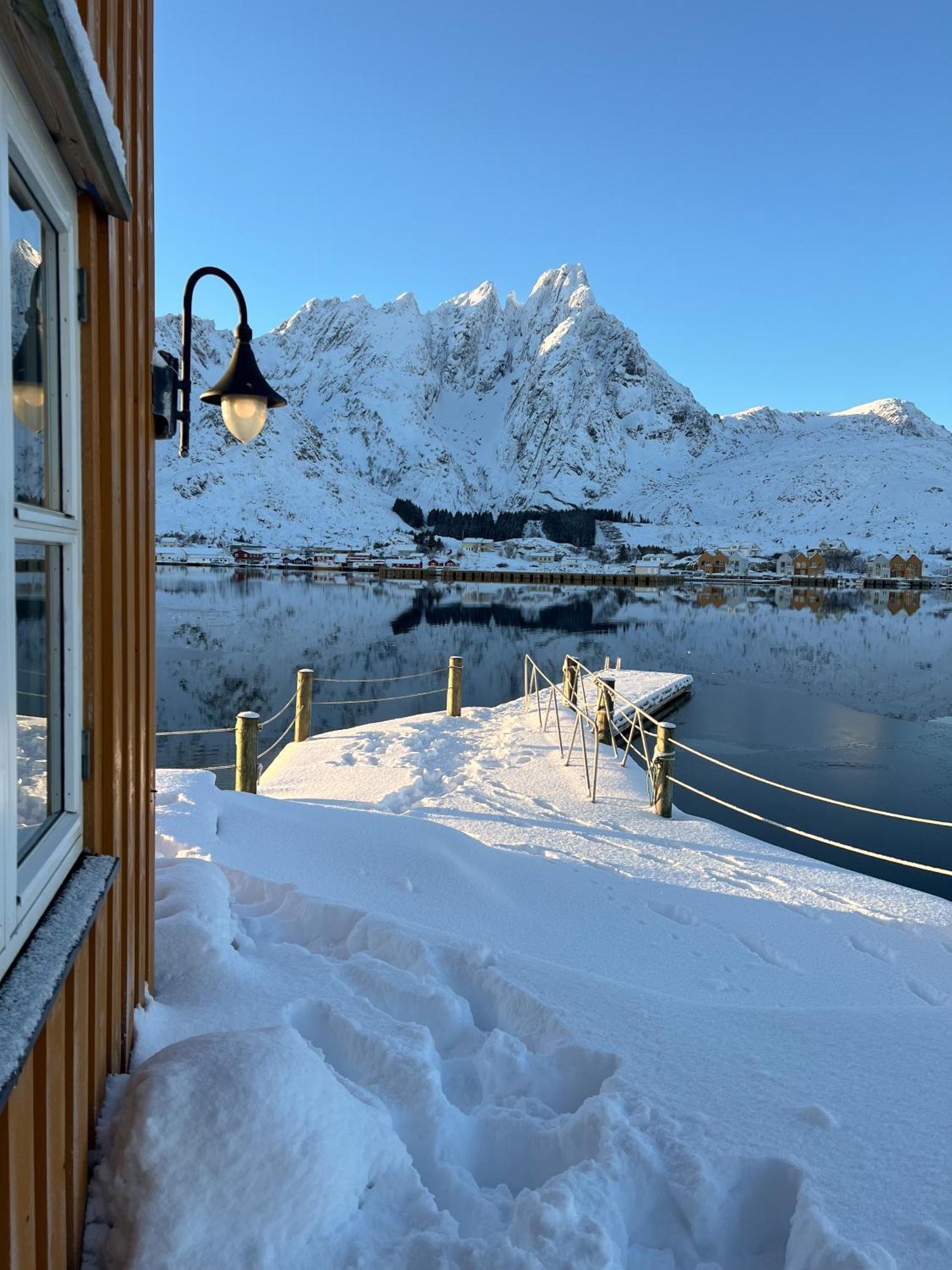 Charming Waterfront Cabin In Ballstad, Lofoten Exterior photo