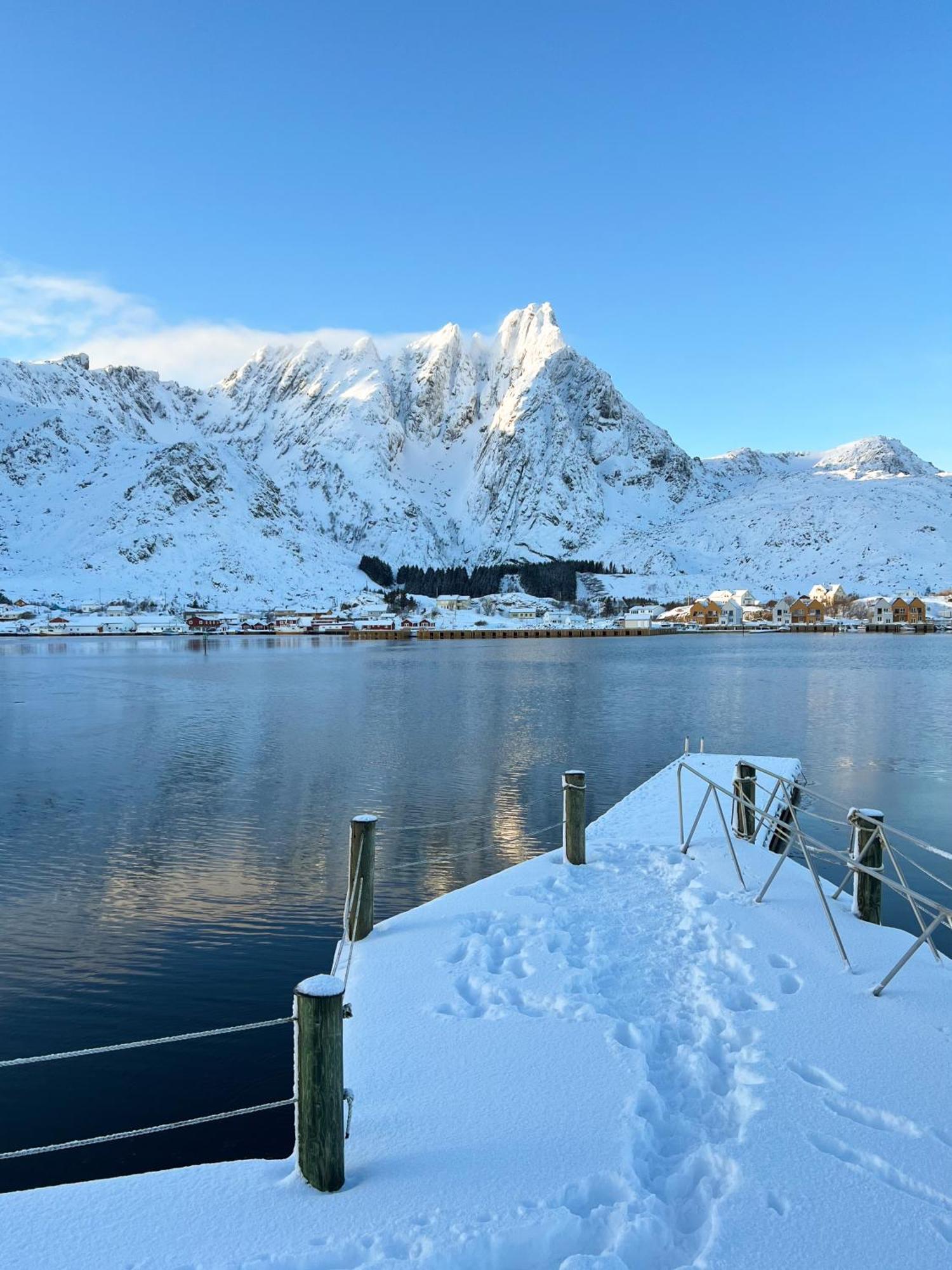 Charming Waterfront Cabin In Ballstad, Lofoten Exterior photo
